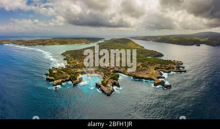 Panorama-Luftaufnahme von tropischen Inseln mit großen Wellen (Nusa Ceningan und Nusa Lembongan, Indonesien) Stockfoto