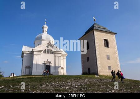 Die Menschen gehen auf dem Weg des Kreuzes auf dem Heiligen Hügel Naturschutzgebiet mit Wallfahrtskapelle des Heiligen Sebastian, Glockenturm und Grabeskirche auf dem Gipfel Stockfoto