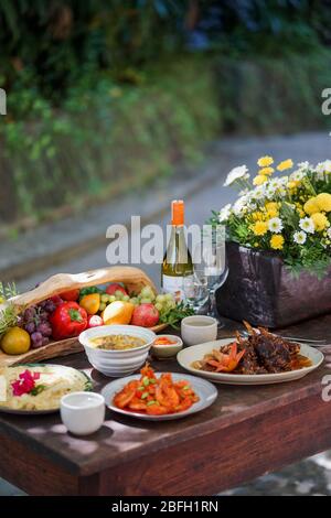 Ein Satz von Gerichten für eine Party im Hinterhof. Stockfoto