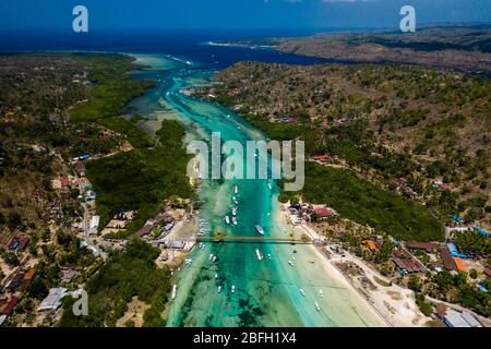 Luftaufnahme einer Brücke, die zwei tropische Inseln über einen schmalen Meerkanal verbindet (Nusa Lembongan und Nusa Ceningan, Indonesien) Stockfoto