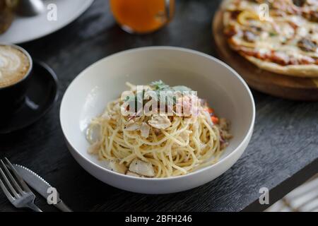 Thunfisch-Spaghetti in einer weißen Schüssel serviert. Stockfoto