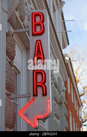Barschild mit Pfeil vor einem Gebäude im Stadtzentrum Stockfoto