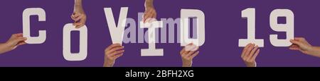 Hände von Menschen halten covid19 Wort auf rot Stockfoto
