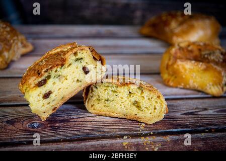 Traditionelle zyprische ostern köstliche Käsegebäck genannt Flaounes in einem Tisch. Diese Backwaren werden vor allem während der orthodoxen christlichen Ostern gekocht. Stockfoto