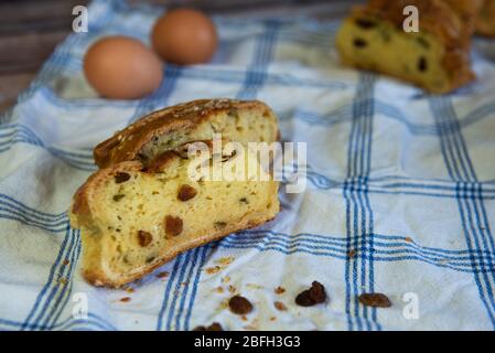 Traditionelle zyprische ostern köstliche Käsegebäck genannt Flaounes in einem Tisch. Diese Backwaren werden vor allem während der orthodoxen christlichen Ostern gekocht. Stockfoto