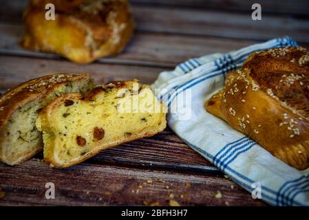 Traditionelle zyprische ostern köstliche Käsegebäck genannt Flaounes in einem Tisch. Diese Backwaren werden vor allem während der orthodoxen christlichen Ostern gekocht. Stockfoto