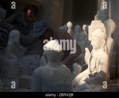 Ein Bild vom Februar 2020 von Steinschnitzern, die in einer Werkstatt in Mandalay, Myanmar, an Buddha-Statuen arbeiten. Stockfoto