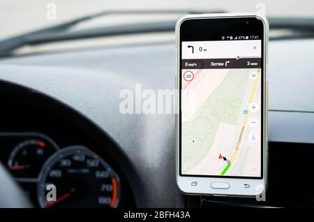 Smartphone im Auto für Navigieren oder GPS. Autofahren mit Telefon im Halter. Stockfoto