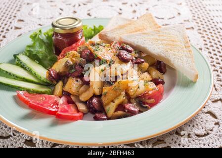 Bratkartoffeln mit Würstchen. Nahaufnahme von Food-Fotografie Stockfoto