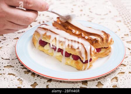 Eclairs mit Himbeeren. Leckeres Dessert Stockfoto