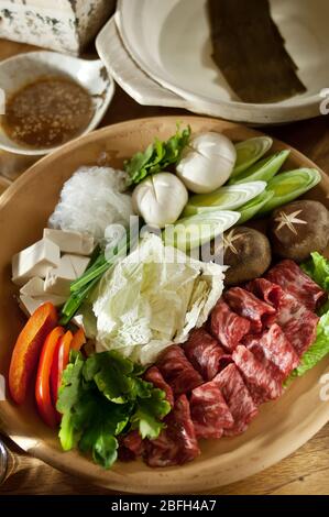 Sukiyaki mit frischen marmorierten Rindfleischscheiben. Asiatische Küche Stockfoto