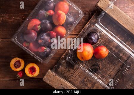 Pfirsiche und Nektarinen in Kunststoffbehältern Stockfoto