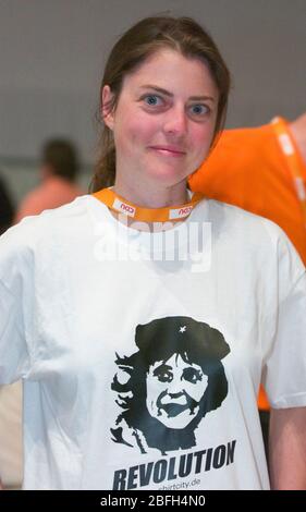 Westfalenhalle Dortmund, Deutschland, 28.8,2005, Wahlkampfstart und Parteikongress der CDU - Frauenkleider im T-Shirt mit Kandidatur für Bundeskanzlerin Angela Merkel in Che Guevara-Pose, mit dem Wort „Revolution“ Stockfoto