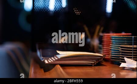 Selektiver Schwerpunkt der Speisekarte auf Holzbar im Restaurant Stockfoto