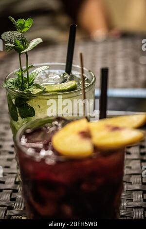 Nahaufnahme von zwei Gläsern mit bunten Cocktails und Garnierungen Stockfoto