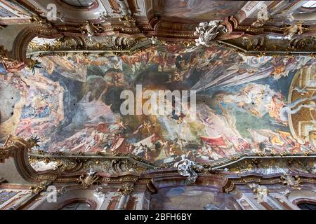 Ein Blick von unten auf das Wandgemälde an der Decke der St. Johann Nepomuk Kirche, auch bekannt als Asamkirche. München, Bayern, Deutschland. Stockfoto