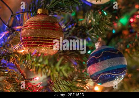 Helle und bunte Weihnachtsdekorationen auf Weihnachtsbaum Stockfoto