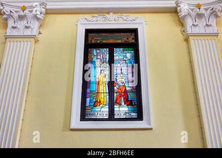 Buntglasfenster in der St. Lawrence Kirche, in der Mitte des sechzehnten Jahrhunderts gebaut. Macau, China. Stockfoto