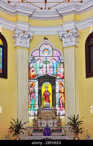 Altar mit Buntglasfenster in der St. Lawrence Kirche, in der Mitte des sechzehnten Jahrhunderts gebaut. Macau, China. Stockfoto