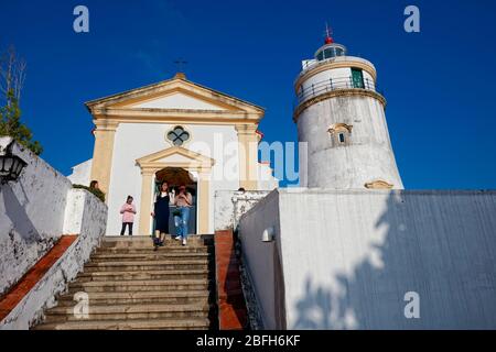 Touristen gehen die Treppe hinunter zur Guia-Festung, einer kolonialen Militärfestung aus dem 17. Jahrhundert, einer Kapelle und einem Leuchtturmkomplex in Macau, China. Stockfoto