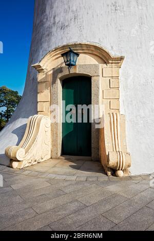 Eingangstür zum Leuchtturm in der Guia-Festung, einer kolonialen Militärfestung aus dem 17. Jahrhundert, einer Kapelle und einem Leuchtturm-Komplex in Macau, China. Stockfoto