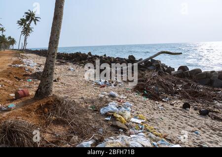 Mararikulam, Kerala - 5. Januar 2019: Plastik und Müll am Strand in Marari Beach in Mararikulam kerala indien Stockfoto