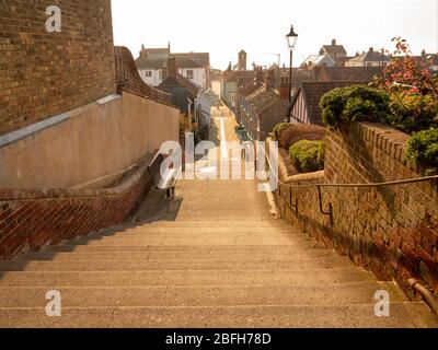 Verlassene Aussicht mit Blick auf die Stadt, nur wenige Schritte vom Meer entfernt, in der Stadt Aldeburgh, Suffolk, Großbritannien, wegen der Blockade während der Coronavirus-Pandemie Stockfoto