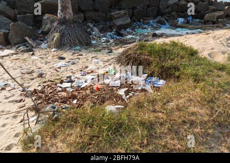 Mararikulam, Kerala - 5. Januar 2019: Plastik und Müll am Strand in Marari Beach in Mararikulam kerala indien Stockfoto