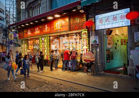 Menschen, die auf der Rua de S. Paulo (Dasanba), einer Fußgängerzone, die zu den Ruinen von Saint Paul's. Macau, China. Stockfoto