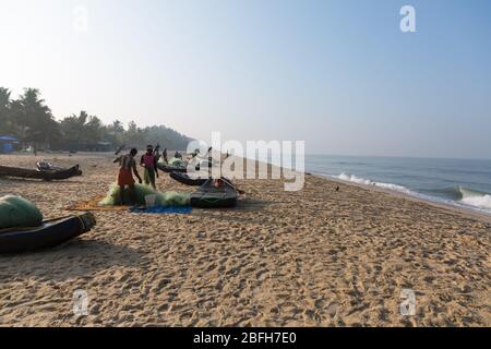 Mararikulam, Kerala - 6. Januar 2019: Fischer bereiten Netze am Strand in Marari Beach in Mararikulam kerala indien Stockfoto