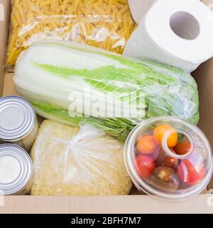 Draufsicht auf Spendenbox. Lebensmittel für die Quarantäne Isolationszeit Stockfoto