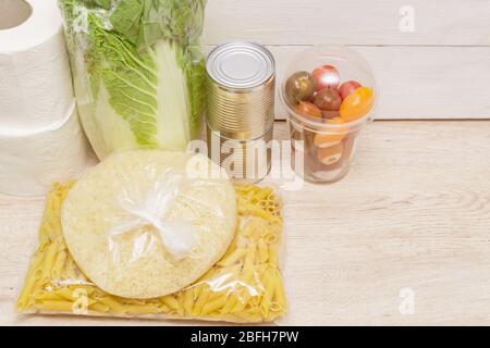 Lebensmittel- und Hygieneartikel während der Pandemie des Coronavirus. Spende Lieferung Lebensmittel. Kopierbereich Stockfoto