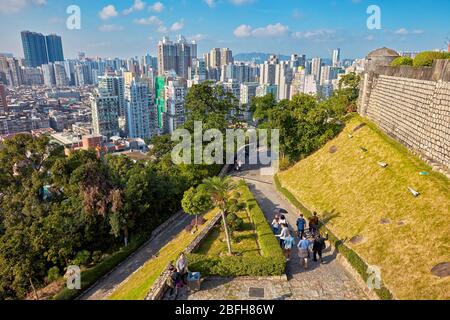 Erhöhter Blick auf die Stadt und einen Parkbereich bei der Festung Guia. Macau, China. Stockfoto