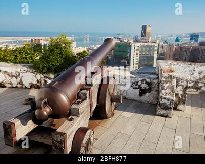 Alte Kanone auf einem Holzwagen in der Guia-Festung, einem kolonialen Militärfort aus dem 17. Jahrhundert, einer Kapelle und einem Leuchtturm in Macau, China. Stockfoto