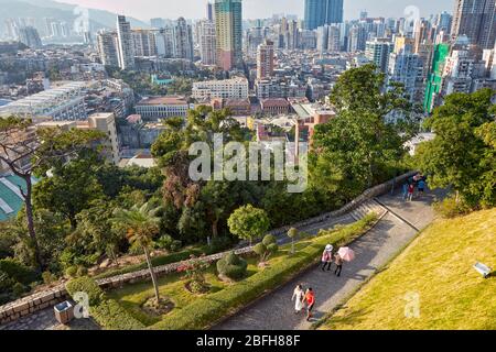 Erhöhter Blick auf die Stadt und einen Parkbereich bei der Festung Guia. Macau, China. Stockfoto