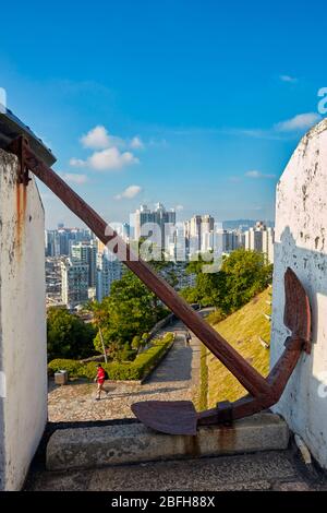 Alte rostige Anker an der Wand der Guia Festung, ein koloniales Militärfort aus dem 17. Jahrhundert, Kapelle und Leuchtturm Komplex in Macau, China. Stockfoto