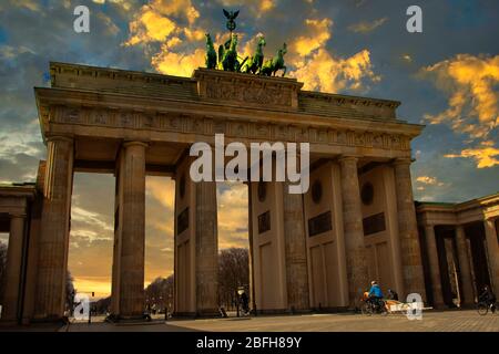 Das Brandenburger Tor bei Sonnenuntergang in Berlin Stockfoto
