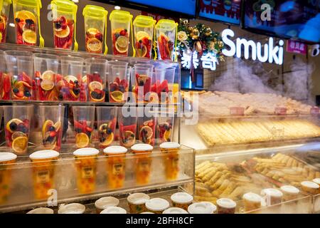 Eine Auswahl an geschnittenen Früchten zum Verkauf in Smuki, einem beliebten Dessertstand in der Rua de S. Paulo (Dasanba) Straße. Macau, China. Stockfoto