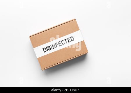 Karton mit Text desinfiziert auf weiß Stockfoto