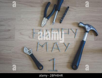 Tischlerei Werkzeuge auf Holzboden mit glücklichen Mady zuerst mit Arragement von Schrauben geschrieben, Schweden Stockfoto