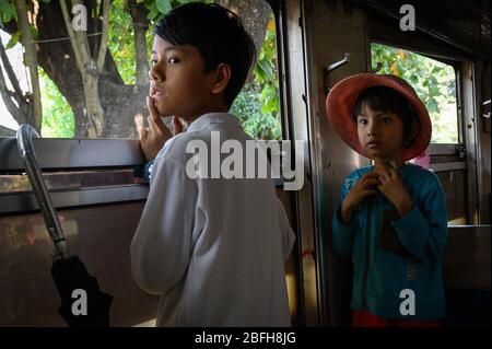 Kinder reiten auf der Circle Line, Yangon, Myanmar Stockfoto