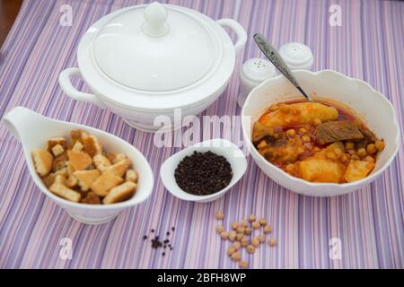 Kufta bozbash . Eine Schüssel mit weißem Keramiksalz und Pfeffer. Getrocknete Semmelbrösel in einer Schüssel, schwarzer Pfeffer. Schüssel Bozbash - köstliche Aserbaidschan national Stockfoto