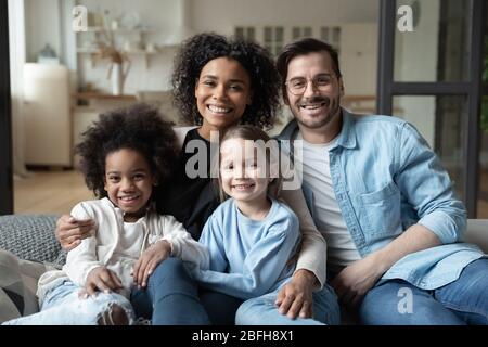 Porträt der glücklichen multirassischen Familie entspannen zu Hause Stockfoto