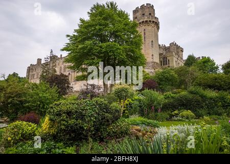 Warwick Castle vom Mill Garden aus gesehen. Stockfoto