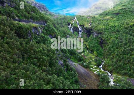 Straße und Wasserfälle im berühmten Flam Tal, Norwegen Stockfoto