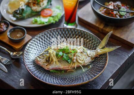 Super leckeres Mittagsmenü. Milchfisch mit saurer Sauce nach asiatischem Geschmack. Stockfoto