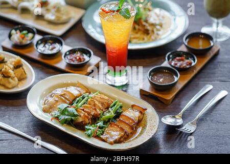 Super leckeres Mittagsmenü. Schweineschnitzel mit asiatischen süßen Kräutern. Stockfoto