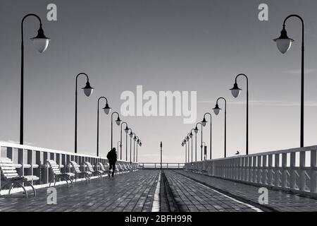 Der Pier während Herbst sonnigen Tag. Stockfoto