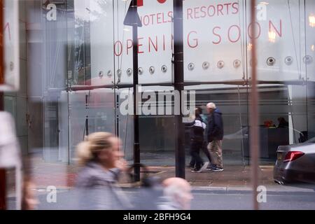 London, UK - 13 Oct 2019: Verschwommener Effekt London Street Szene von Menschen, die vorbeigehen Stockfoto