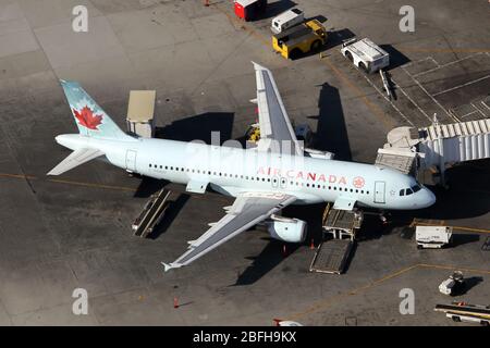 Ein Air Canada Airbus 320 wird am Stand am Flughafen Los Angeles International geparkt. Stockfoto